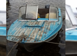 На Волге в Самаре обнаружили лодку с включённым мотором и привязанным к ней трупом На Волге в Самаре обнаружили лодку с включённым мотором и привязанным к ней трупом