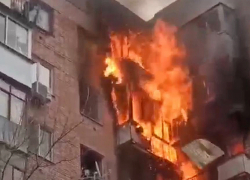 Прямо сейчас в Самаре ликвидируют крупный пожар. Горят четыре этажа в многоквартирном доме Прямо сейчас в Самаре ликвидируют крупный пожар. Горят четыре этажа в многоквартирном доме