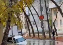 В Самаре в огромной луже утонула машина В Самаре в огромной луже утонула машина