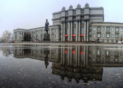 Самара перевёрнутая: фотограф запечатлел улицы в отражениях в лужах Самара перевёрнутая: фотограф запечатлел улицы в отражениях в лужах