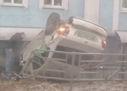 В Самаре автомобиль каршеринга перевернулся и влетел в подвал В Самаре автомобиль каршеринга перевернулся и влетел в подвал