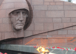 Молодой человек осквернил Вечный огонь горельефа «Скорбящей Матери-Родине» в Самаре Молодой человек осквернил Вечный огонь горельефа «Скорбящей Матери-Родине» в Самаре
