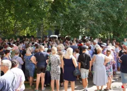 В Самарской области прошли похороны 15-летней девушки, которую зарезал бывший подполковник полиции В Самарской области прошли похороны 15-летней девушки, которую зарезал бывший подполковник полиции