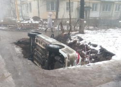 В Самаре во дворе автомобиль полностью упал в огромную яму В Самаре во дворе автомобиль полностью упал в огромную яму