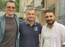 «На солнце, вдоль рядов кукурузы»: пилот-герой познакомился с известным актёром, который сыграет его в большом кино «На солнце, вдоль рядов кукурузы»: пилот-герой познакомился с известным актёром, который сыграет его в большом кино