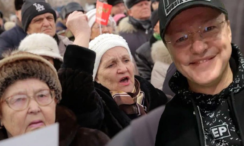 Пока карты заблокированы, старики в Самаре покорно платят в транспорте наличными Пока карты заблокированы, старики в Самаре покорно платят в транспорте наличными