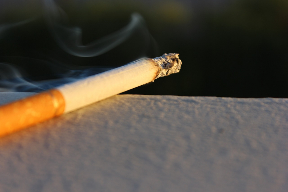 Жильцы могут через суд требовать запретить курение на крыльце своего дома