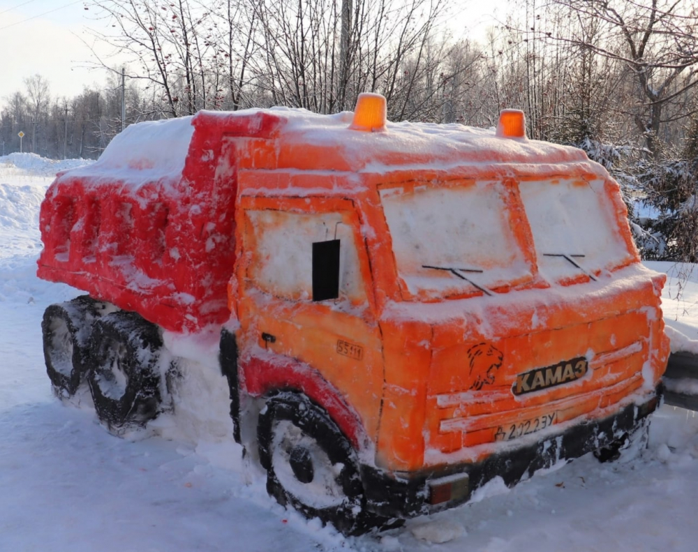 Жители Самарской области слепили из снега КАМАЗ и новогодних персонажей