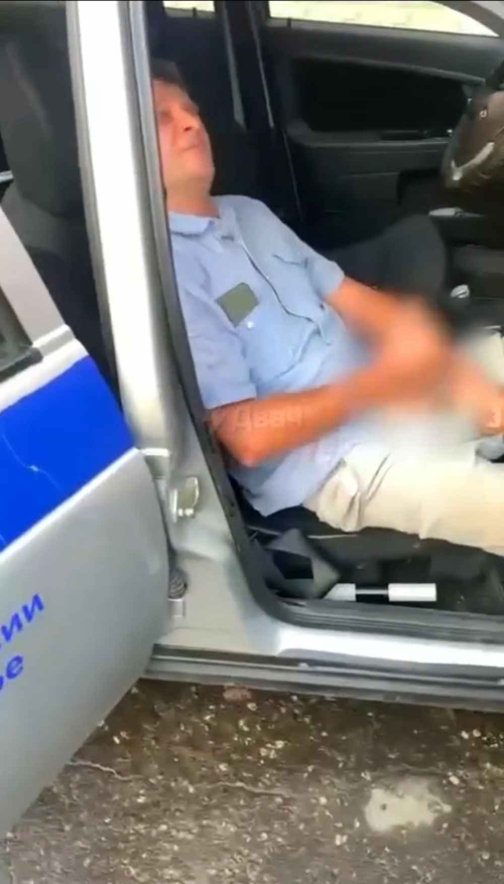В сети появилось видео водителя-наркомана, который устроил секс-оргию в машине ДПС