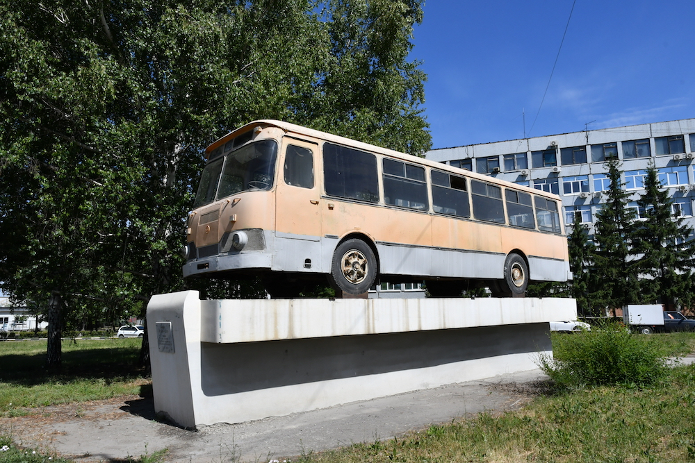 Памятник автобусу ЛиАЗ-677М на Южном шоссе в Тольятти KOT_8250.JPG