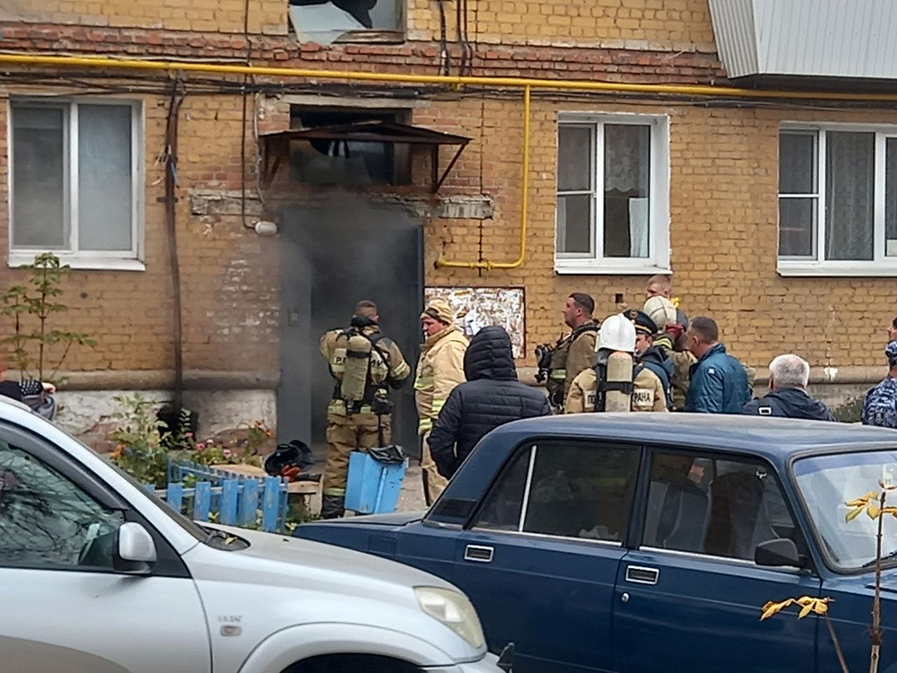 Десятки людей на улице с тревогой ждали окончания тушения пожара в Самаре. Многих выводили на свежий воздух в специальных защитных масках photo5427308297033201323.jpg