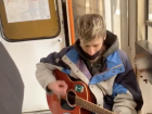 Молодой человек в самарском трамвае исполнял минорную песню под гитару