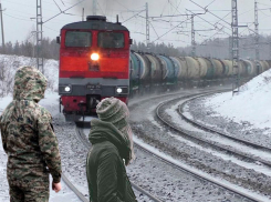 «Отряхнулся и ушёл»: в Самарской области разыскивают героя, спасшего девочку от гибели под поездом