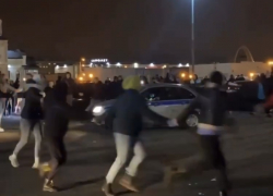 В сети появилось видео, как стритрейсеры водят хоровод вокруг машины ГИБДД в Самаре