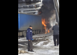 Опубликовано видео крупного пожара под Южным мостом в Самаре
