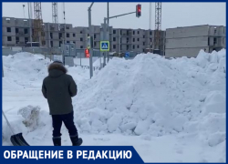 В районе Кошелев парк выезд на дорогу заблокировала огромная гора снега