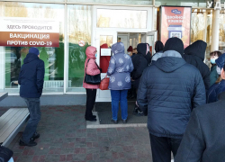 В Тольятти люди часами стоят на холоде за вакциной и пропуском в нормальную жизнь