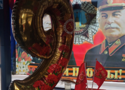 Самарский троллейбус ко Дню Победы украсили портретом Сталина и поминальным стаканом
