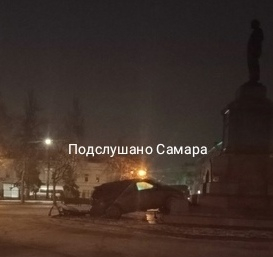 В Самаре кроссовер «припарковался» прямо на постаменте памятника Ленину