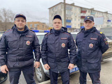 В Чапаевске полицейские спасли обездвиженного рыбака, который замерзал на льду