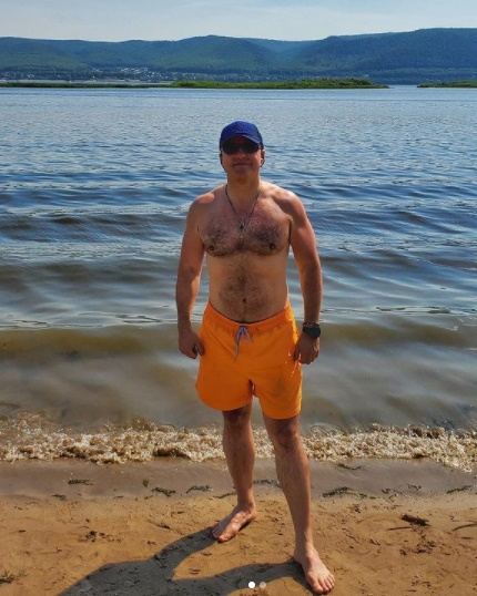 Губернатор Азаров в оранжевых трусах нарушил запрет мэра Самары Лапушкиной на купание на неофициальных пляжах