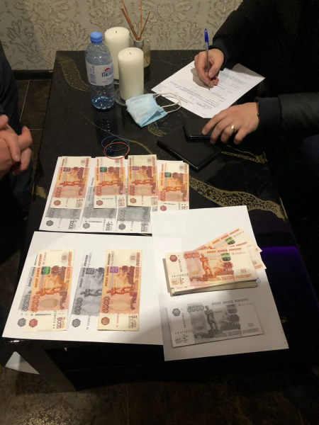 «Решала» промахнулся: самарский адвокат пытался дать полицейским взятку в 900 тысяч рублей