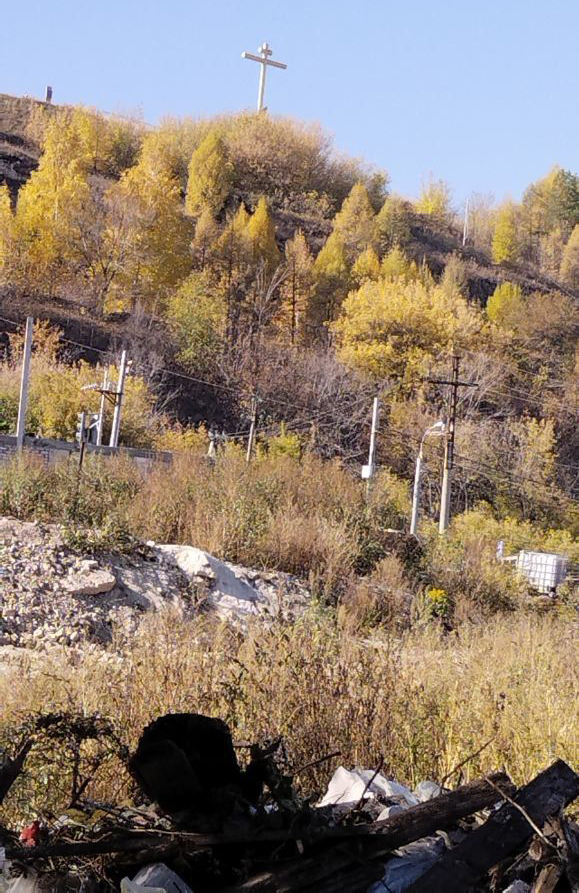 Поклонный крест на вершине Царёва кургана в Самарской области.Священнослужители считают оскорбительным, что незаконный полигон организован в святом месте photo5413605062141392202.jpg