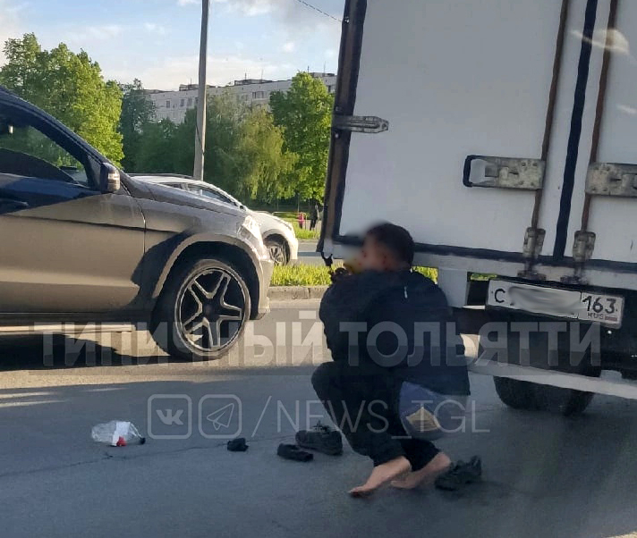 Окровавленного водителя из Самарской области приковали наручниками к бамперу