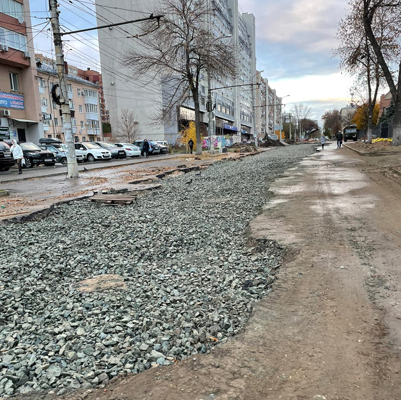 Улица Агибалова в самом центре Самары. Траншею частично засыпали, но не заасфальтировали. Из-за чего троллейбусы не доезжают до железнодорожного вокзала otop14.jpg