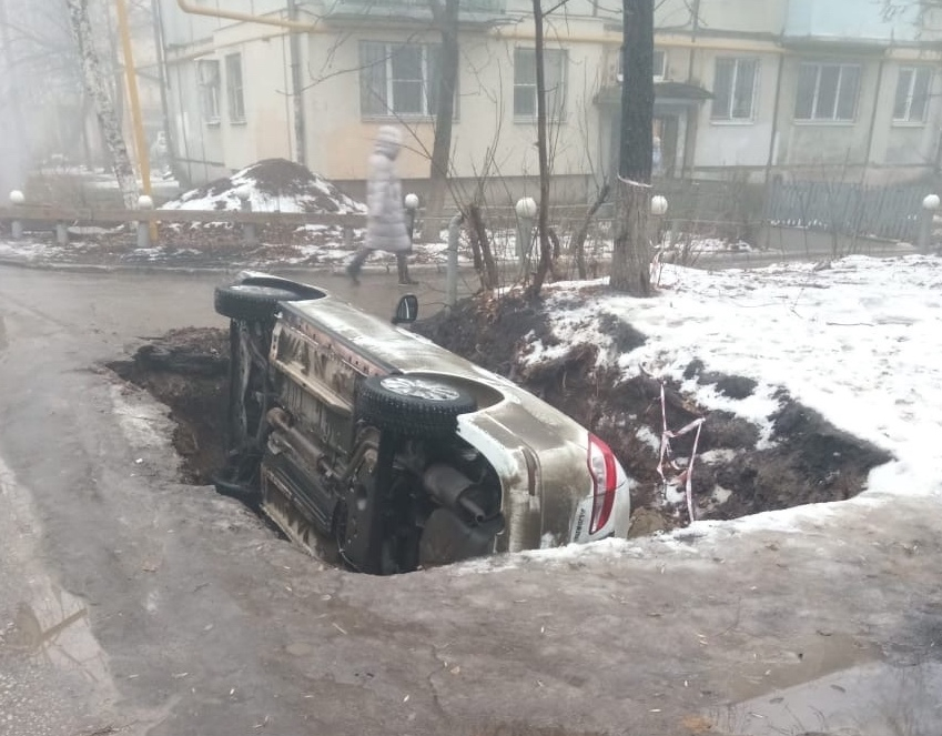 В Самаре во дворе автомобиль полностью упал в огромную яму