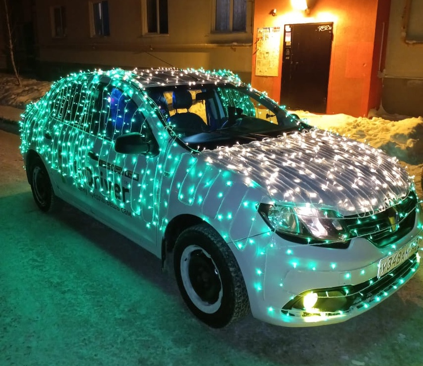 Автолюбитель в Самаре на Новый год наряжает свою машину и ездит по городу