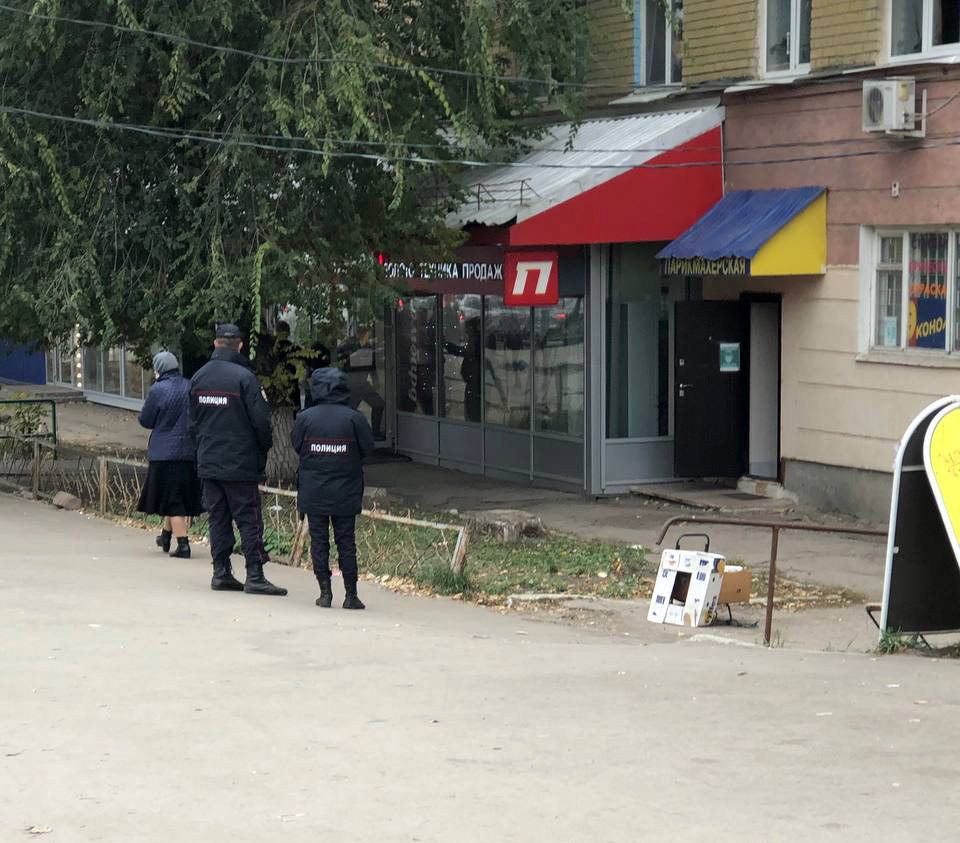 Полицейские Самары до сих пор дежурят на месте незаконного рынка. Бабушек с тёплыми носочками обещали не трогать photo5431571163743630697.jpg
