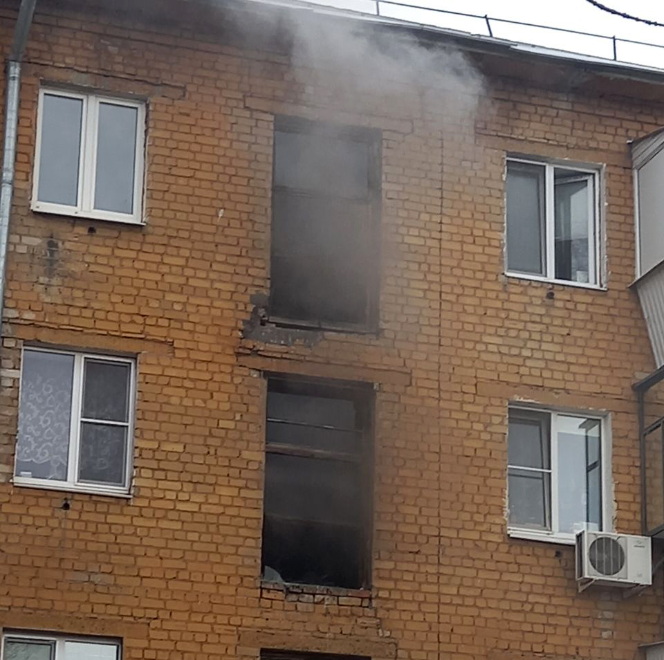 Ядовитый дым на пожаре в Самаре охватил целый подъезд дома с 1 по 5 этажи photo5427308297033201321.jpg